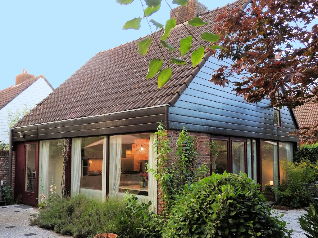 Quiet Holiday Home in South Holland by the Lake