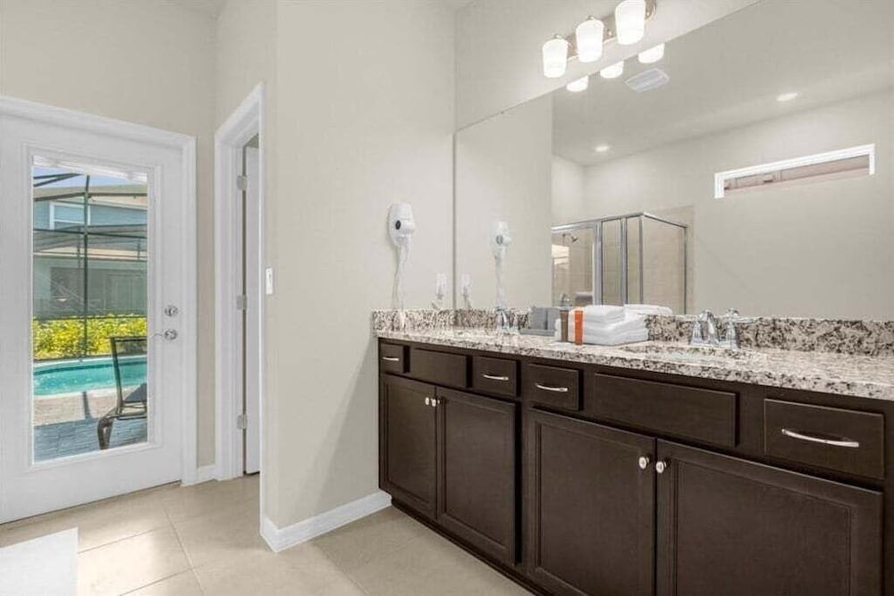 10 Bedroomss/ Windsor Island Home