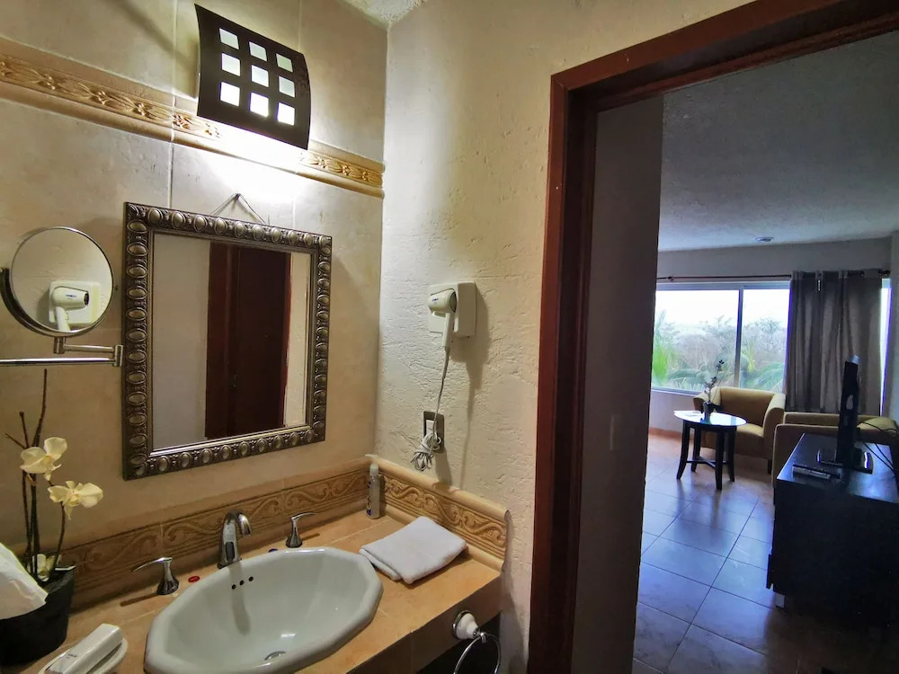 Brisas Beachfront Studios in Hotel Zone