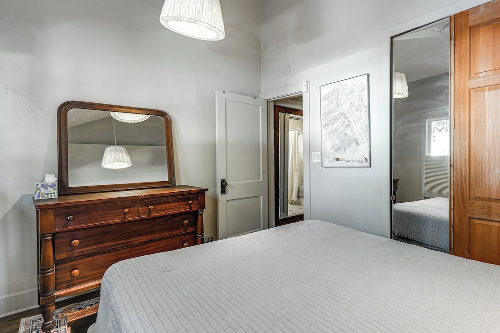 2 Mi to Downtown: Pet-friendly Home in Phoenix