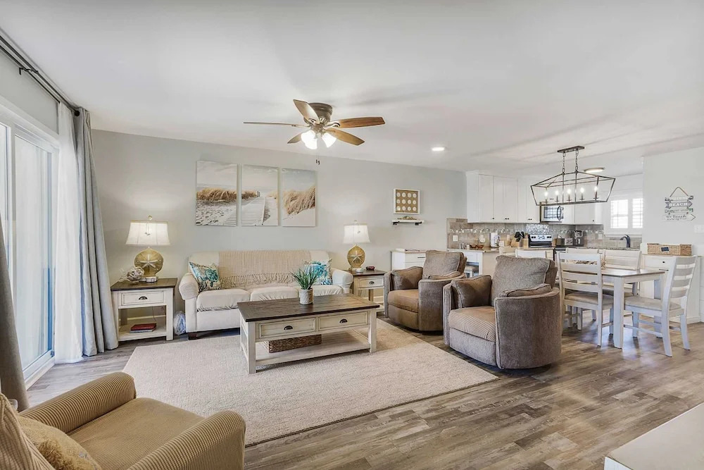 Lagoon Landing 202- Beautifully Decorated Condo With Balcony Pool Steps to Beach Lagoon