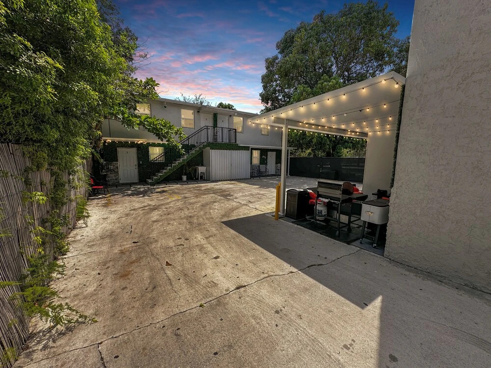 4 to 14 Guests, 2 Kitchens, Jungle Retreat BBQ Patio