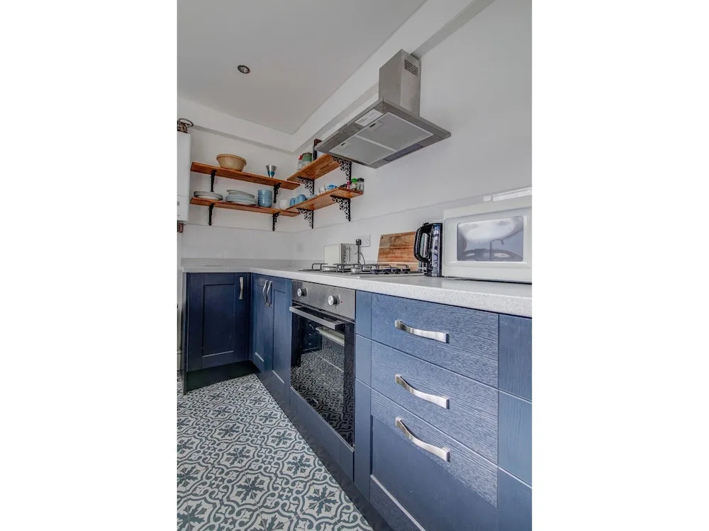 Cozy two Bedroom House Near Mediacity UK