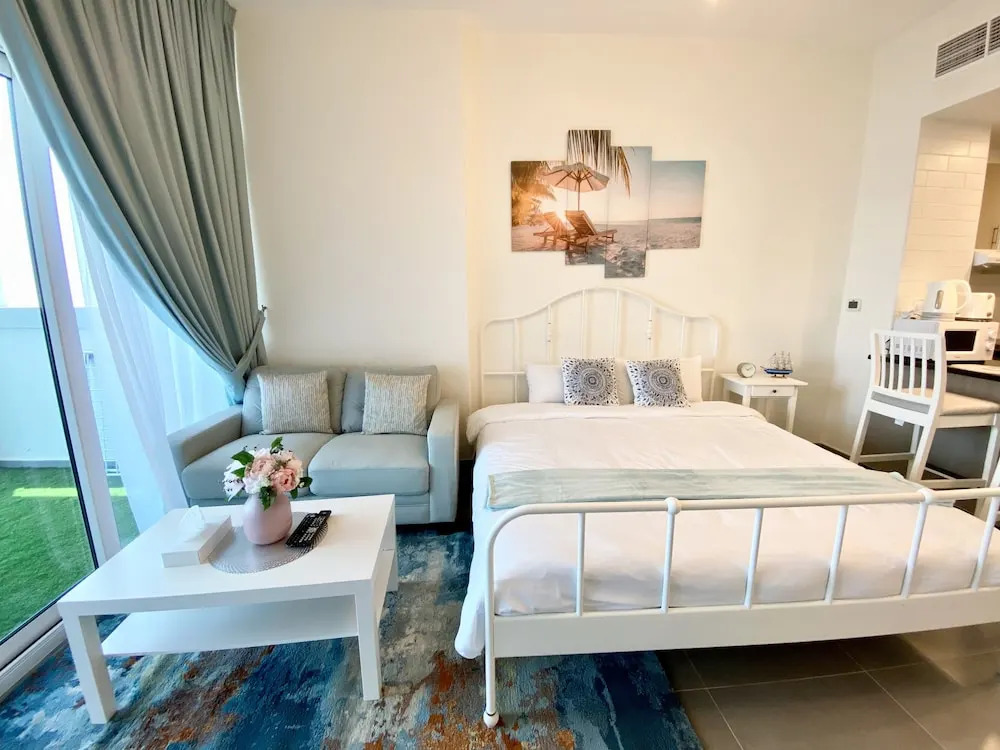 Marco Polo - Pastel Studio with Stunning Aerial City Views