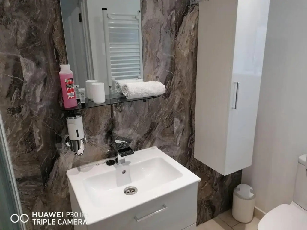 Beach Apartment - Sleeps 4, Garden & Parking