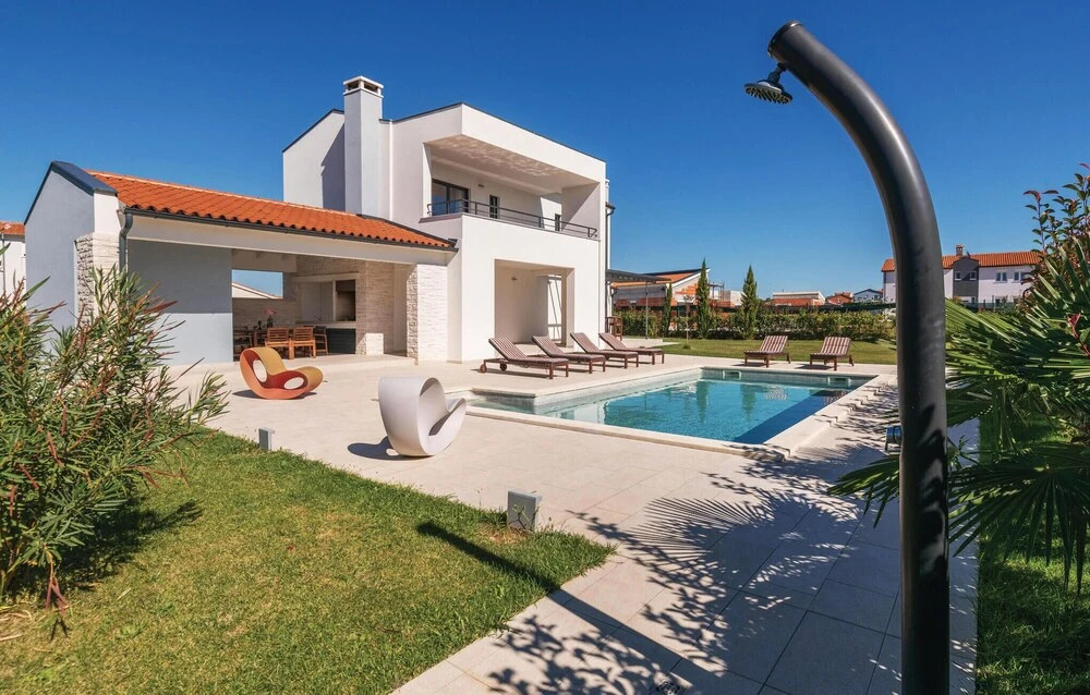 Amazing Home in Valbandon With Wifi and 4 Bedrooms