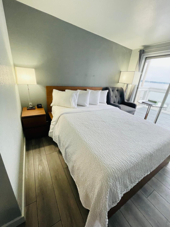 Tides Inn & Suites
