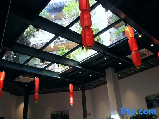 Yiju Lakeside Courtyard Hotel
