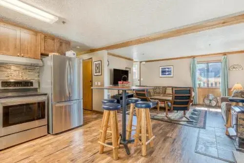 Little Trail Lodge - Unit B