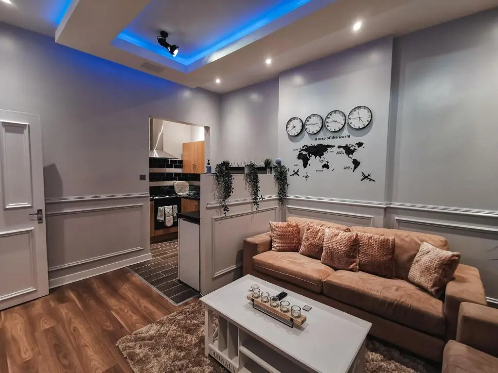 3 Bed Apartment in the Heart of Westend of Glasgow (Adults Only)