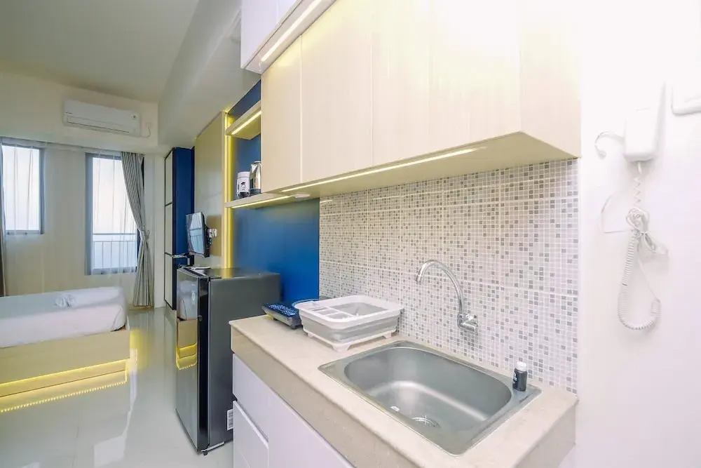 Comfy and Minimalist Studio with City View at Evenciio Margonda Apartment
