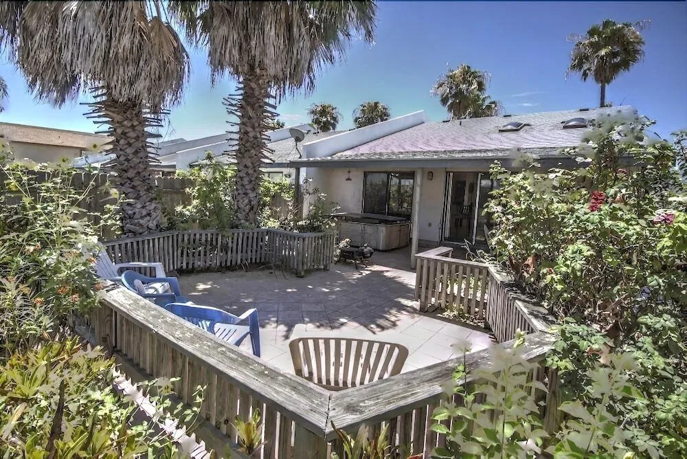 The Campeche Town House 2 Bedroom Townhouse by RedAwning