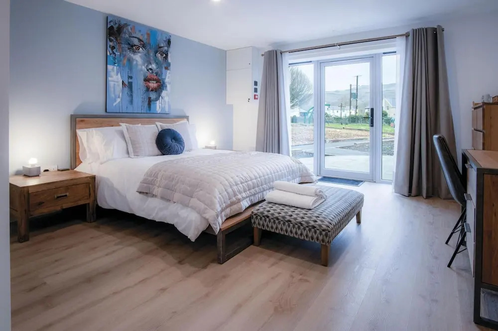 Suite 6 - Sleeping Giant Hotel - PEN Y CAE Inn