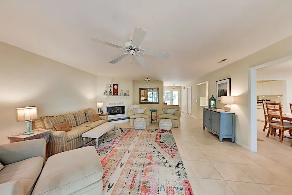 Five Oaks Coastal Cottage in Gated Seabrook Island home