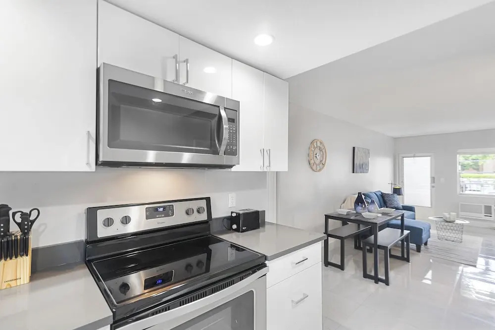 Luxury 2bd2bth apt near beach and port