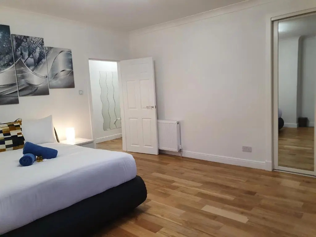 Glasgow Comfortable and Modern 3 Bedroom Mid Terraced Villa