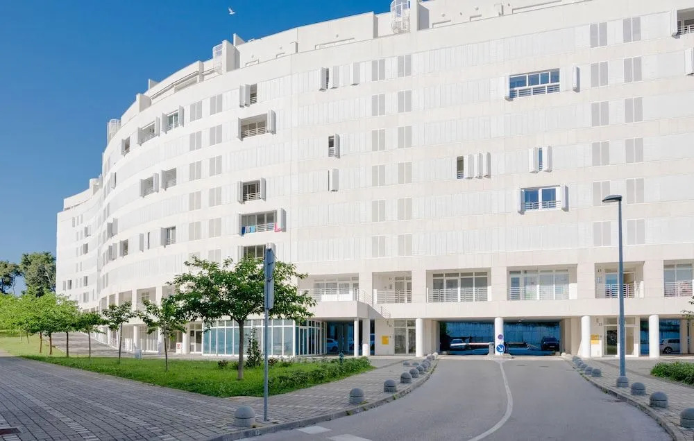 Sky & Sun Luxury Rooms with private parking in the garage
