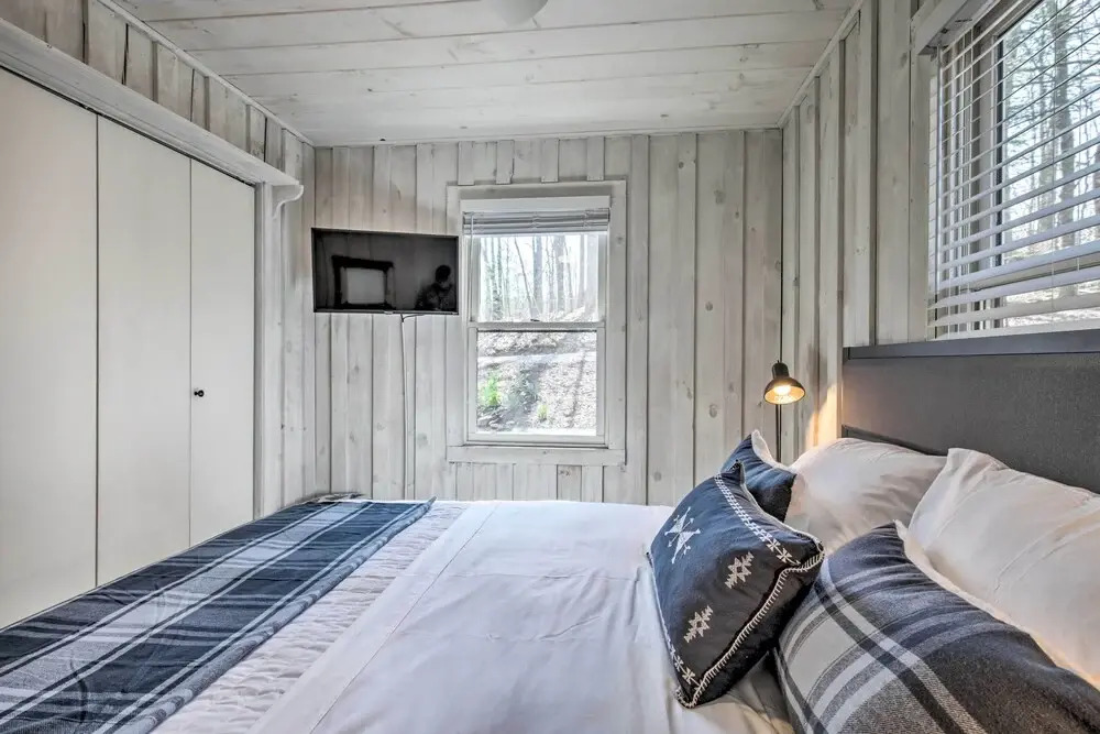 Serene Cabin Getaway w/ 2 Decks + Mountain Views!
