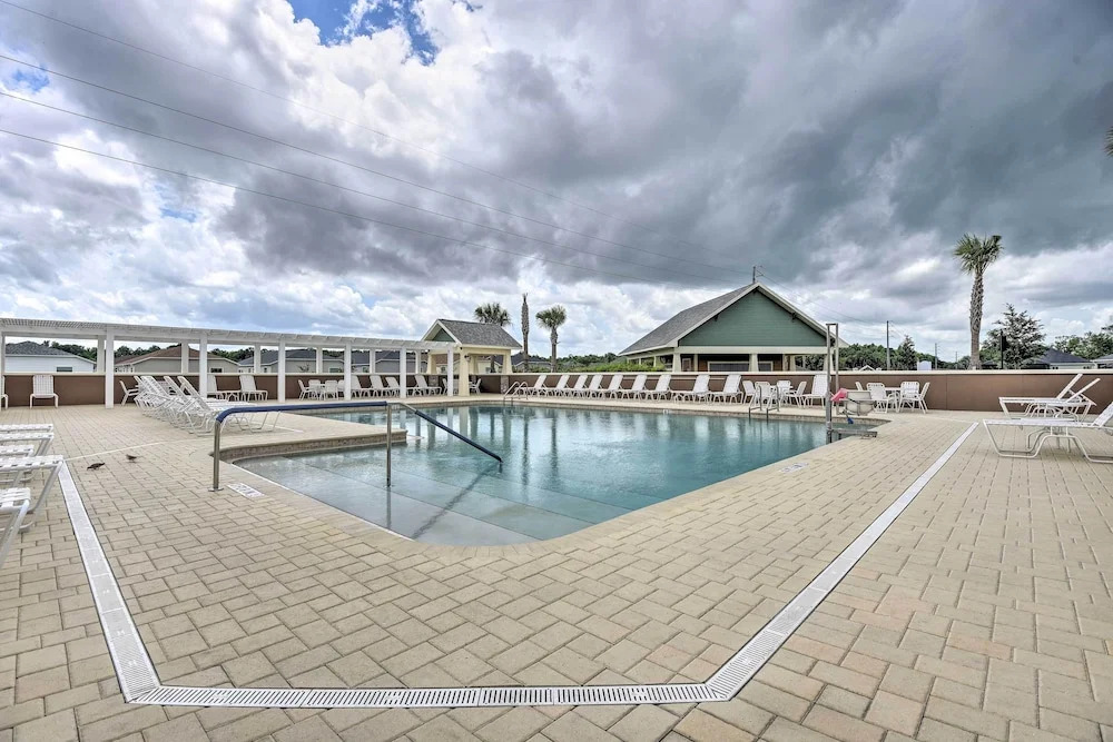 Lanai & Resort Amenities: The Villages Getaway