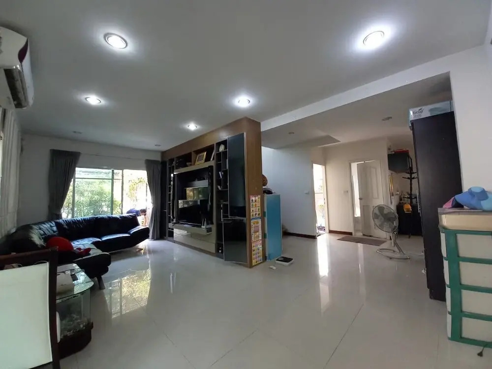 Spacious Entire House With Shared Fitness Room and Shared Indoor Pool in Club