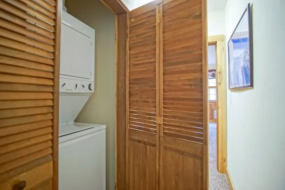 Whistlepunk #31: 2 Bedrooms, 2 Bath: Slope Side, Central Location. Wood Fireplace