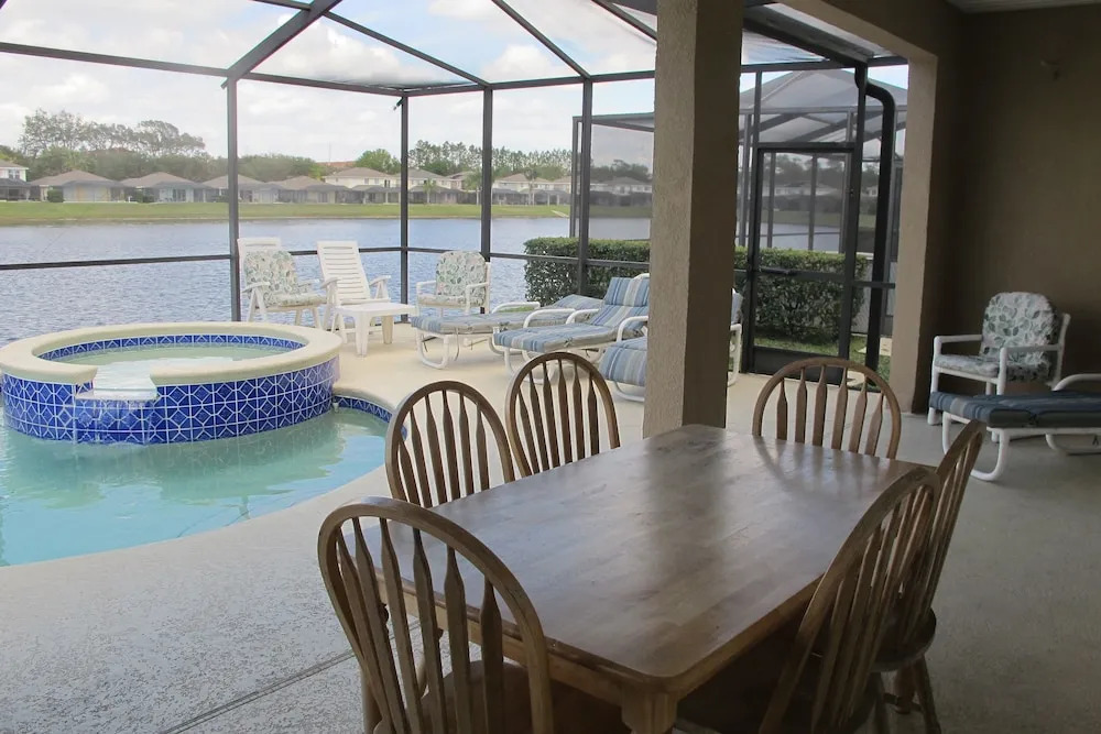 Sunset Lakes Pool Home by Sun 'n Fun VH