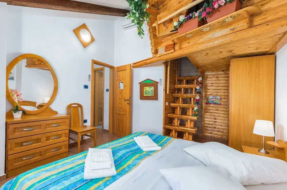 Apartment in Cres With Sea View and Old Town