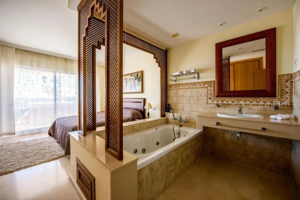 Malibu Mansions Condo 1 by Rafleys