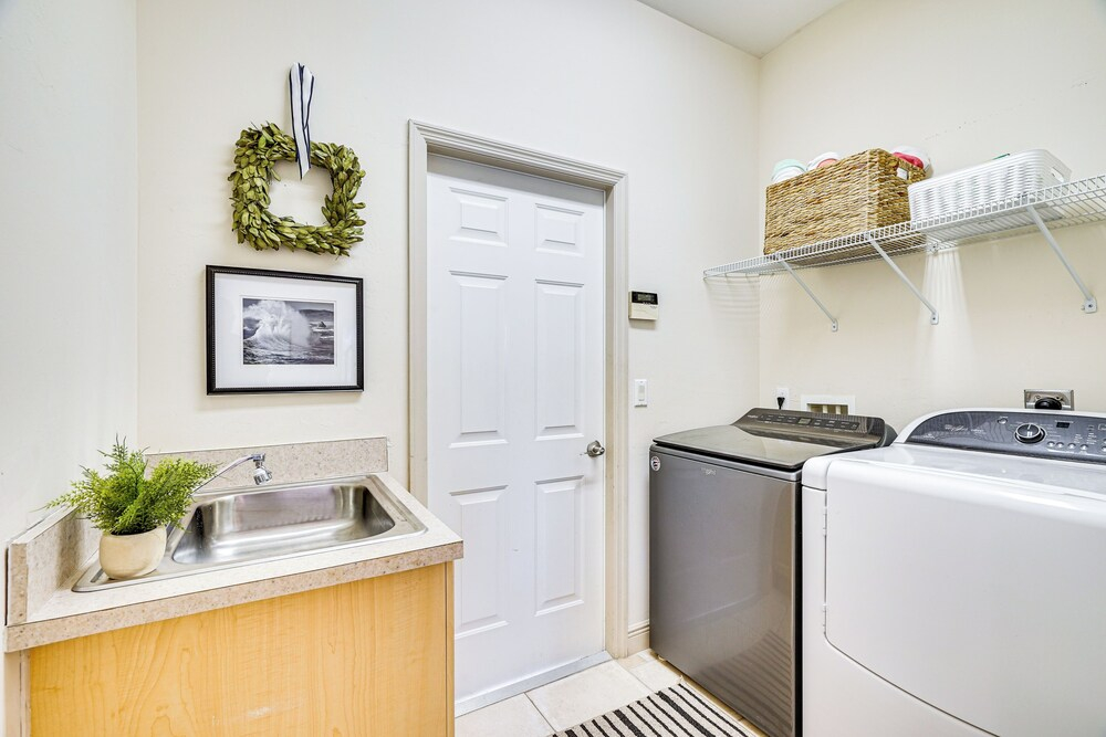 Spacious Oasis w/ Lagoon Pool & Spa in Cape Coral!