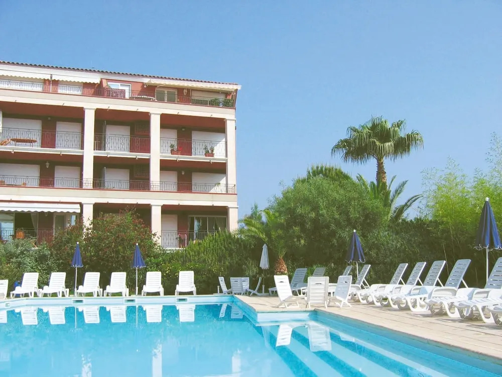 Apartment for 8 by the Beach