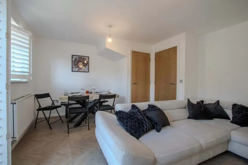 Modern 2-bed House In Swinton - Private Parking