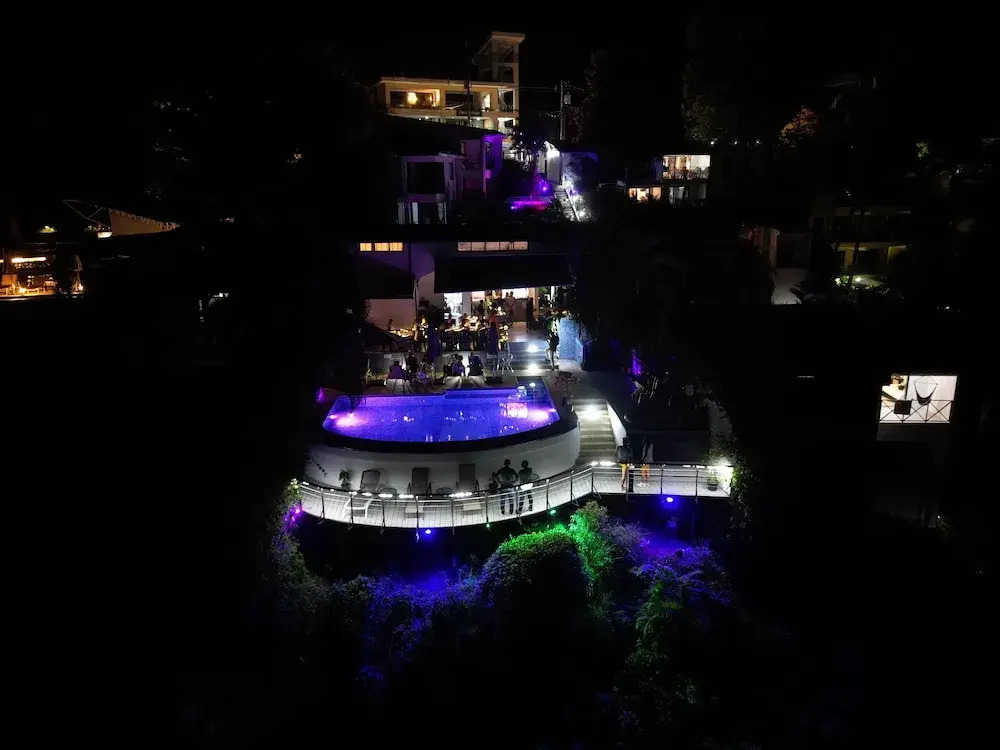 Villa Roca Boutique Resort & Suites