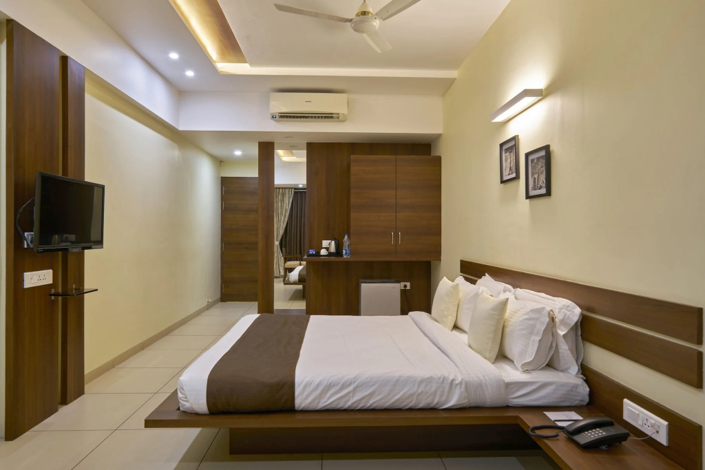 Hotel 3 Leaves Kolhapur