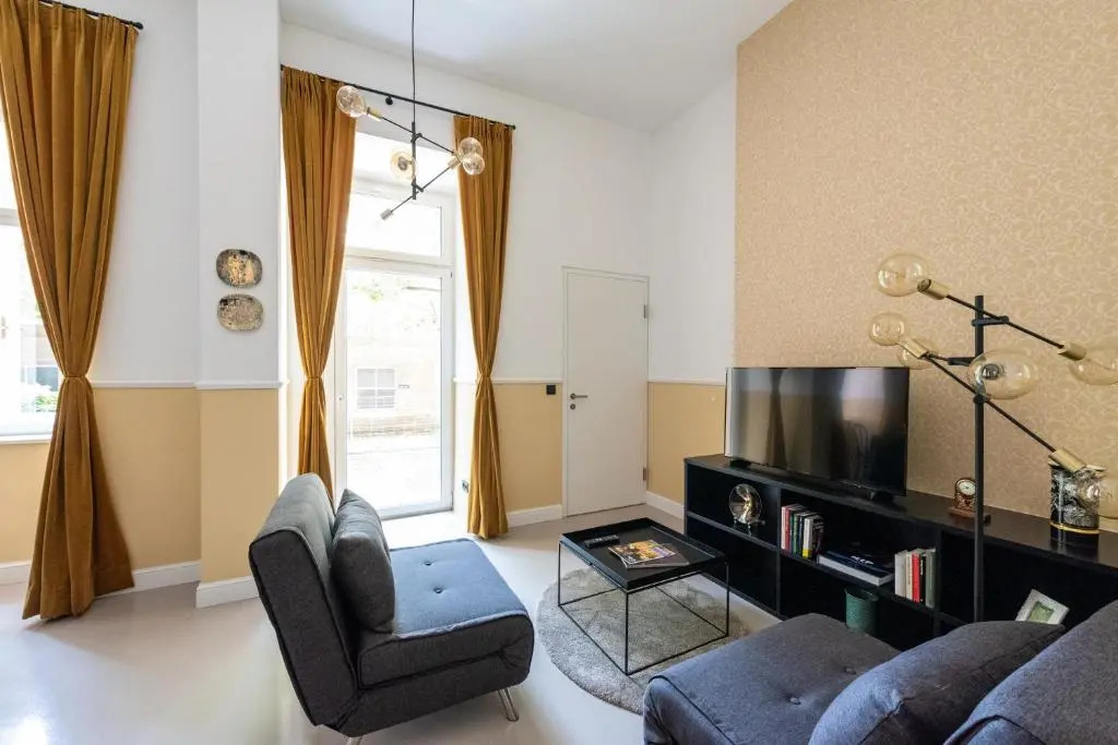 Feel the city life from the Gustav Klimt studio