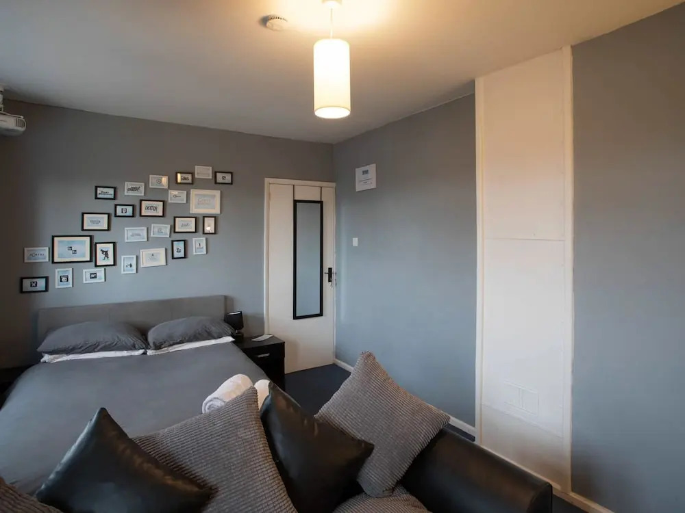 Modern Holiday Home in Bristol with Hot Tub