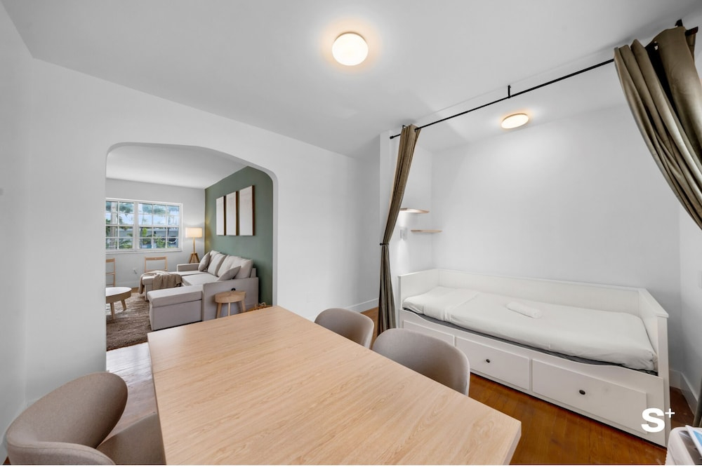 Spacious 1BD Beachside Apt -Free Parking