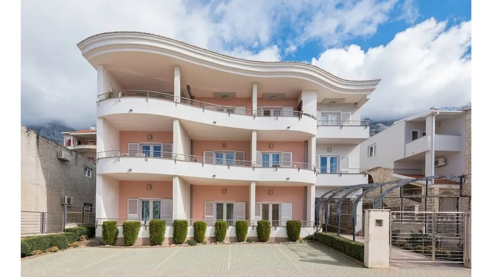 Brkić Apartments with Private Parking