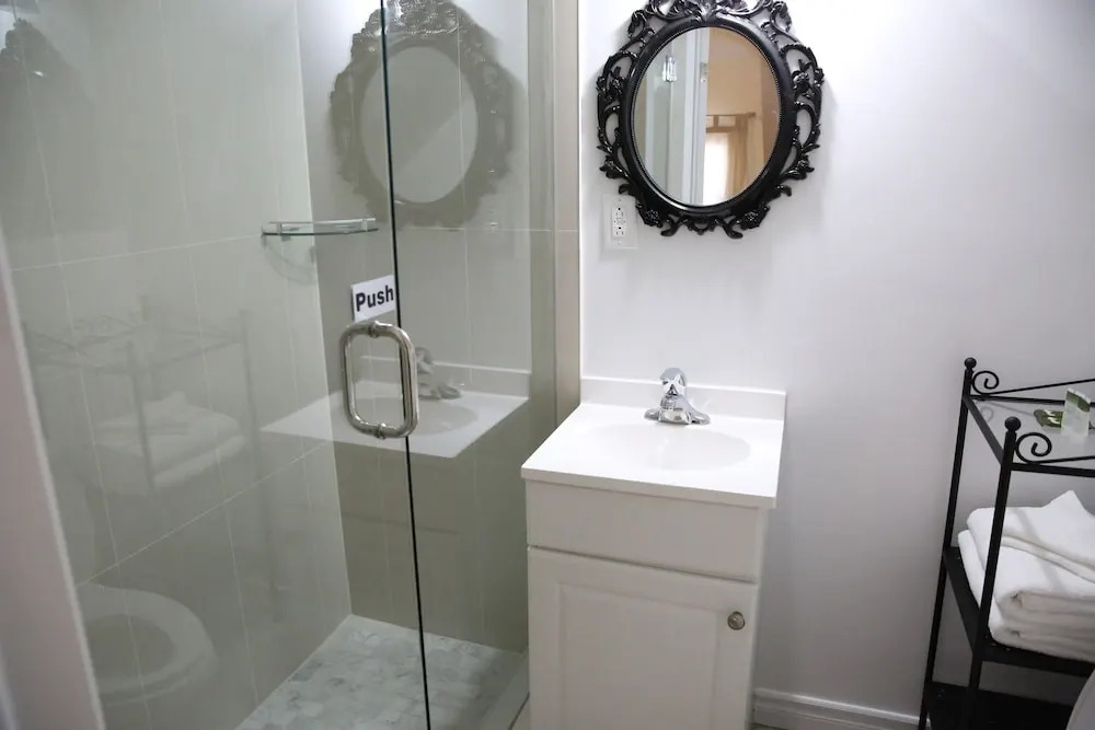 Elegant Suite at 700 Bathurst