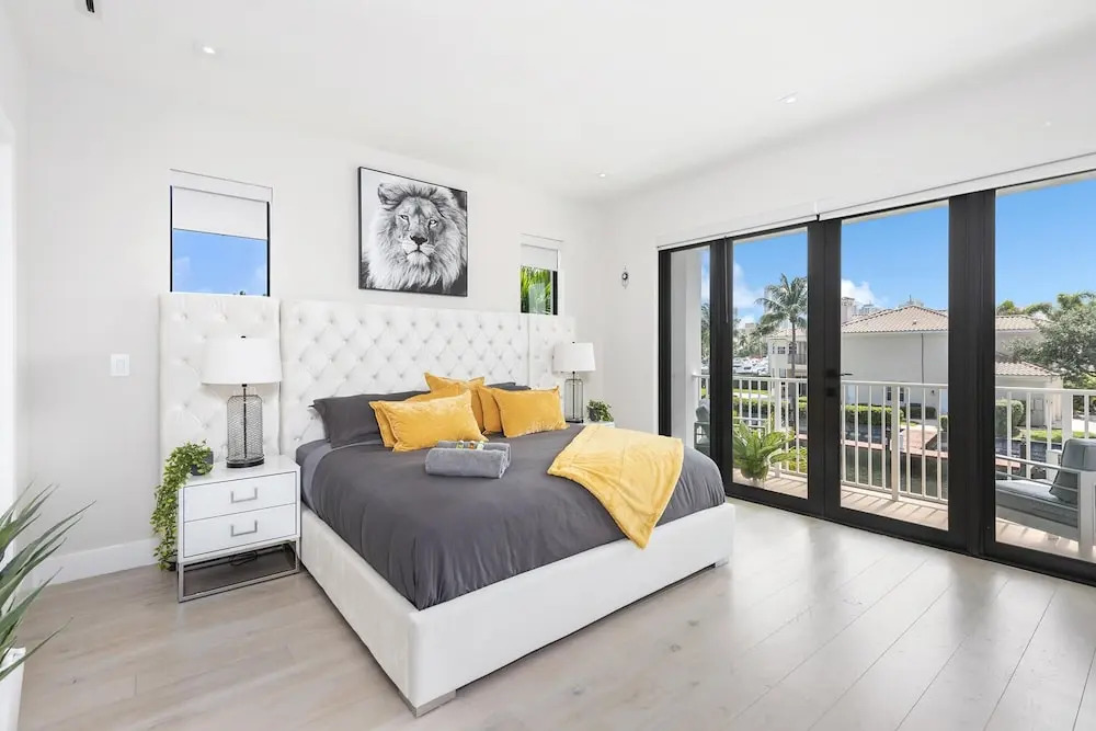 Waterfront Villa in Hollywood! Heated Pool and Game room