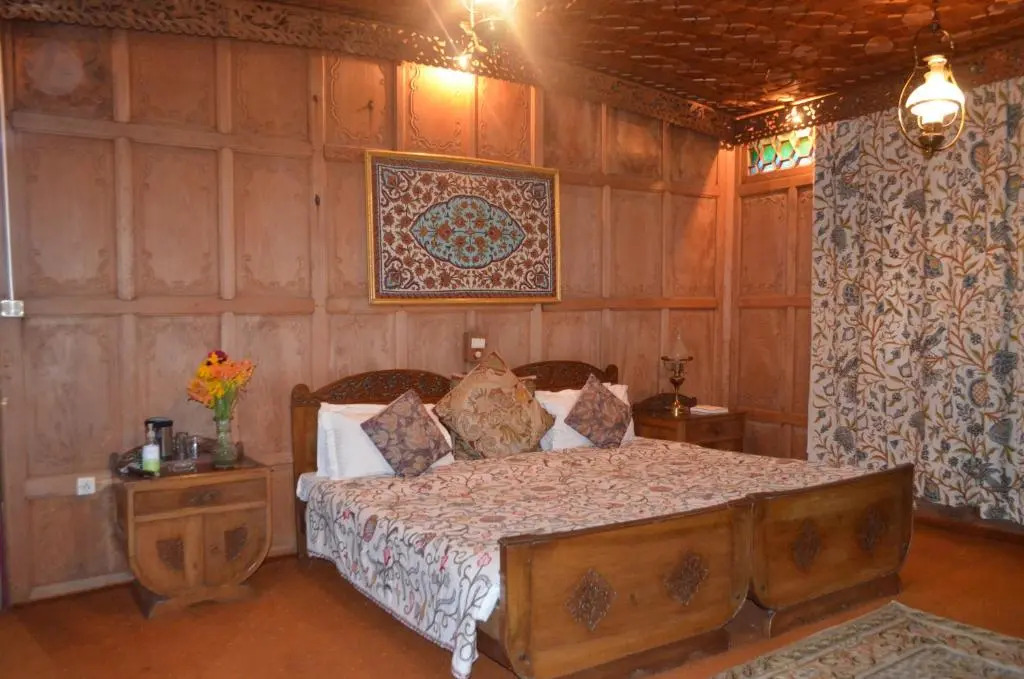 New Alexandra Houseboats