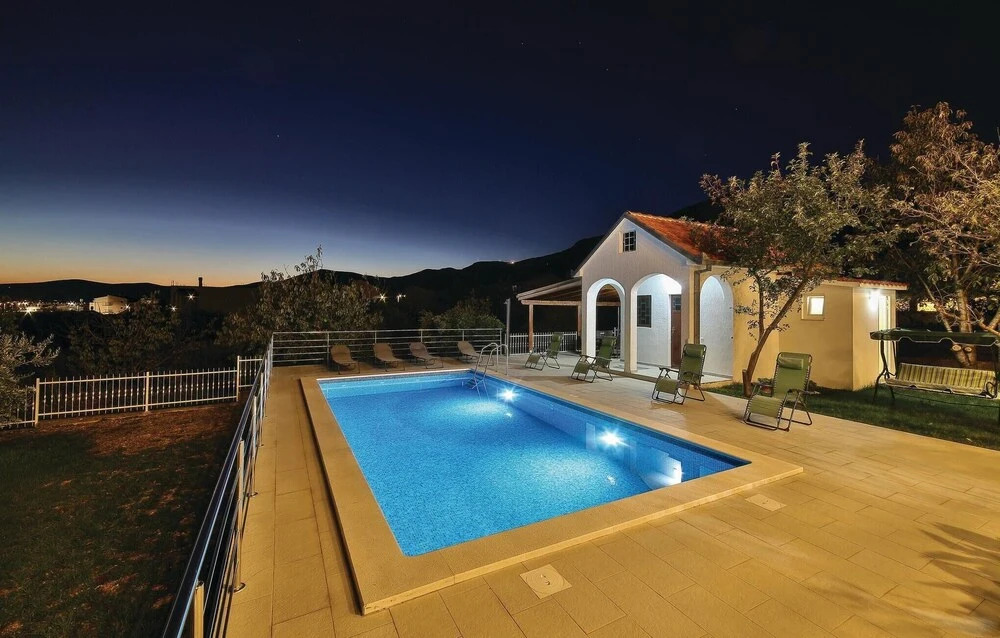 Nice Home in Kastel Luksic With Wifi and 3 Bedrooms