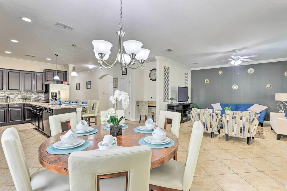 Poolside Oasis in Paradise Palms: 6 Mi to Disney!