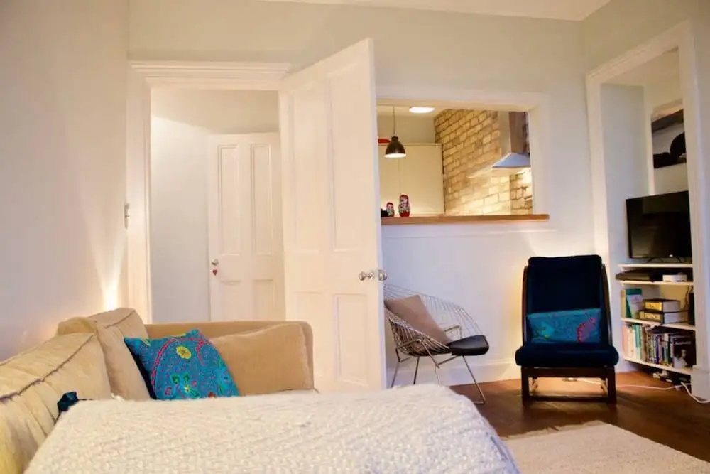 1 Bedroom Flat Overlooking Water of Leith Sleeps 2