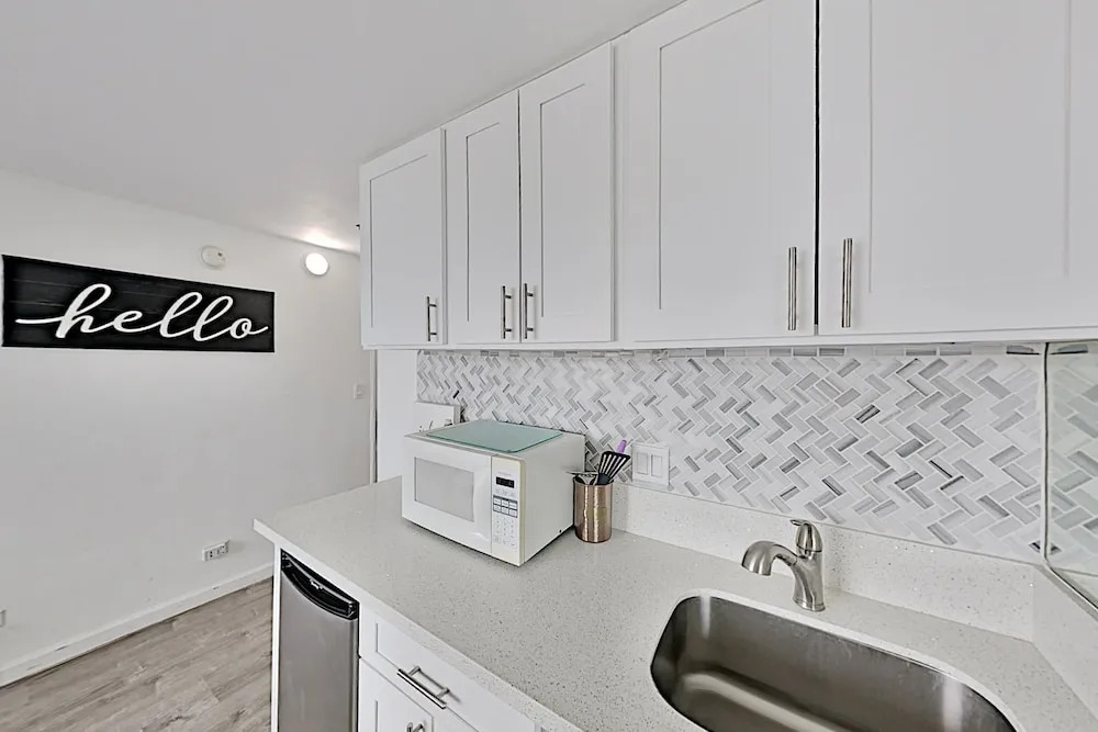 Hawaiian Monarch 2312 Condo by Redawning