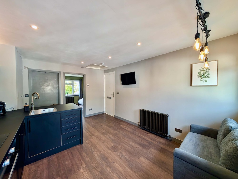 Charming Flat With Free Parking in Prime Location