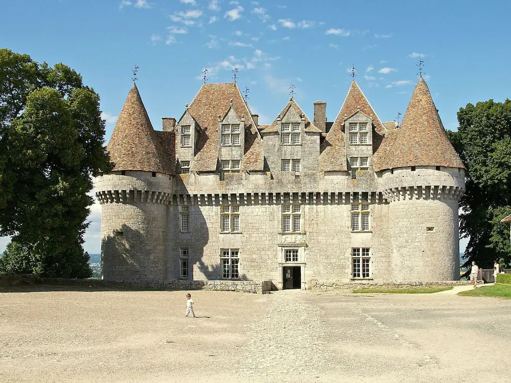 Snug cottage in Saint-Eutrope-De-Born with pool