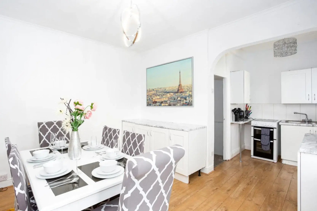 The Woodgrange - 4-Bedroom Apartment