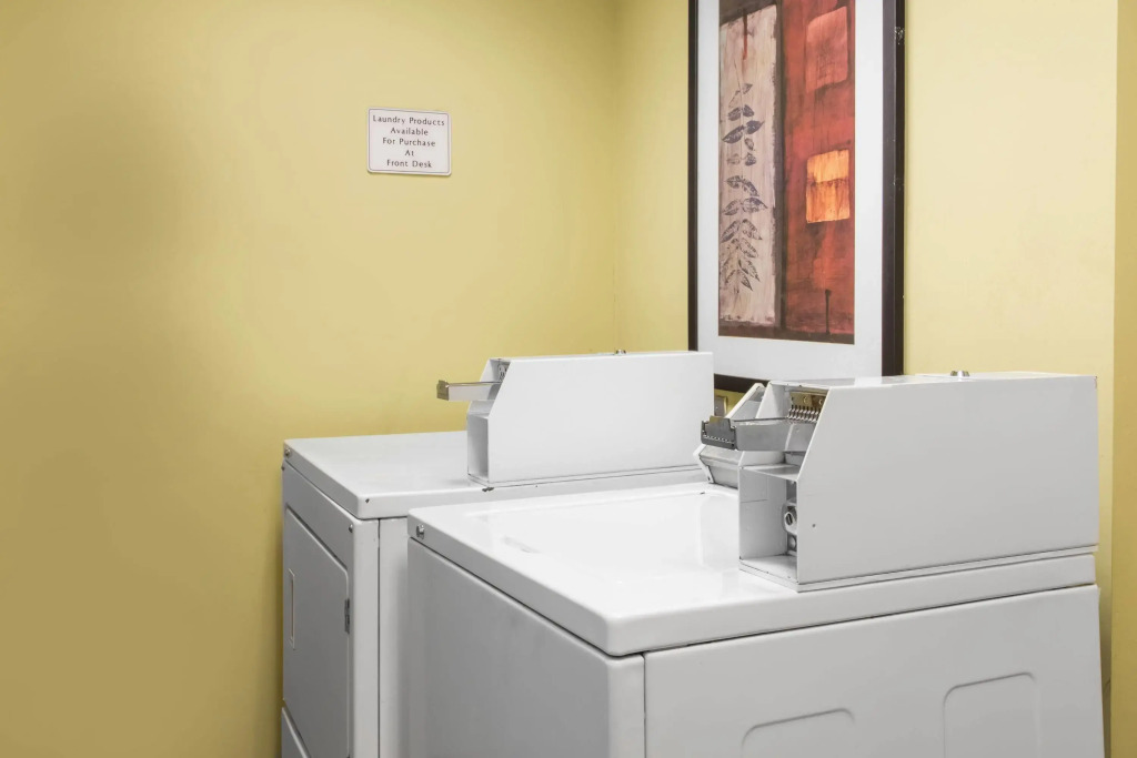 Days Inn & Suites by Wyndham Fort Pierce I-95
