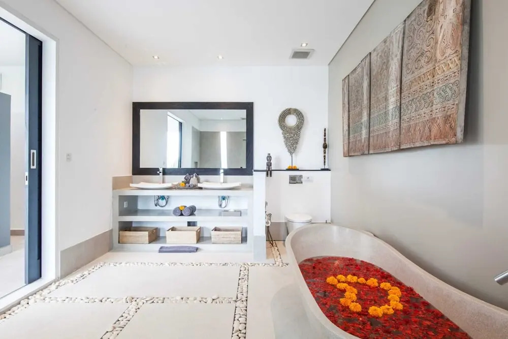 Villa Elisa - Spacious 4BR Luxury Villa, Walking Distance to Berawa Beach