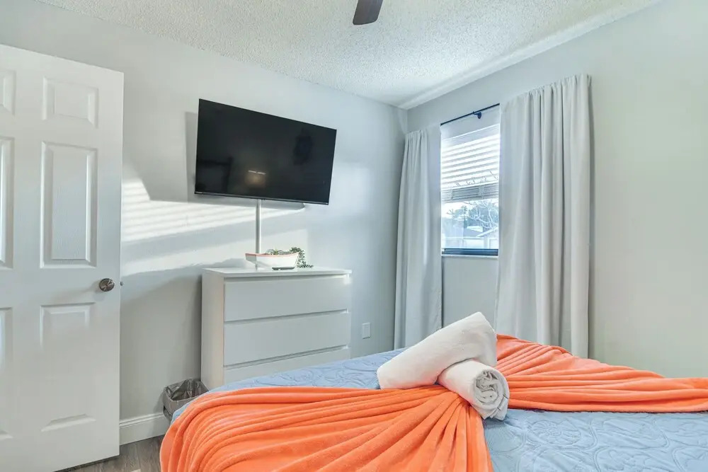 Largo Oasis w/ Pool & Grill: 6 Mi to Beach!